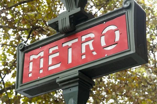 Pierwszy plan sygnału metra w Paryżu — Zdjęcie stockowe