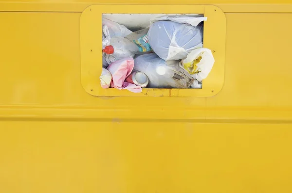 Gele recycling container — Stockfoto