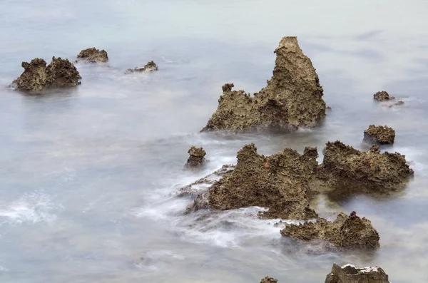 Klippor i havet — Stockfoto