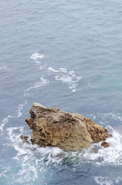 Klippor i havet — Stockfoto