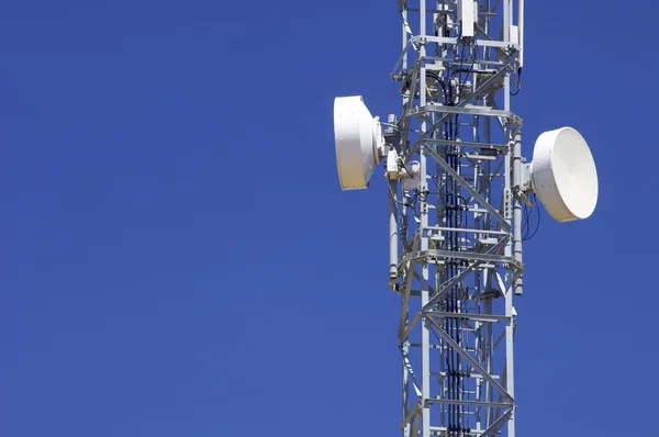 Wieża telekomunikacyjna — Zdjęcie stockowe