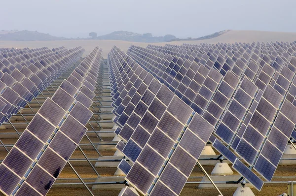 Campo de energia solar — Fotografia de Stock