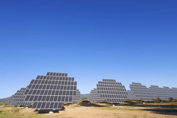 Campo fotovoltaico — Fotografia de Stock