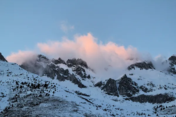 Sonnenuntergang auf frostigem Schneeberg — Stockfoto