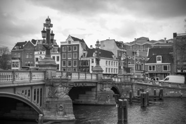 Amsterdam kanal ve geleneksel yapılar