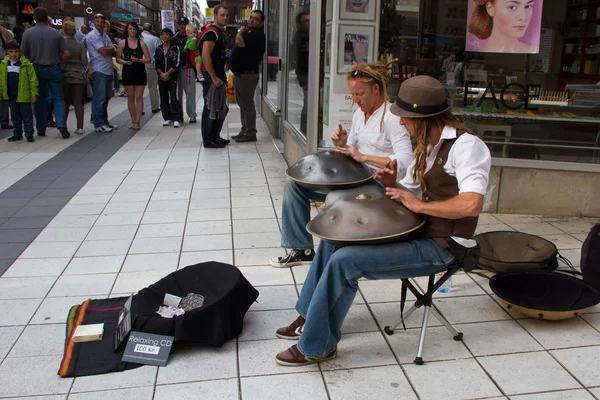 Stockholm, İsveç. Ağustos 21, 2011. Buskers ile askıda kalıyor