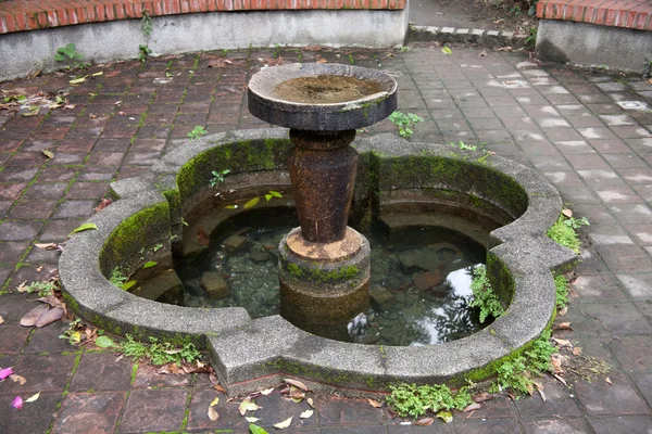Заброшенный каменный фонтан — стоковое фото