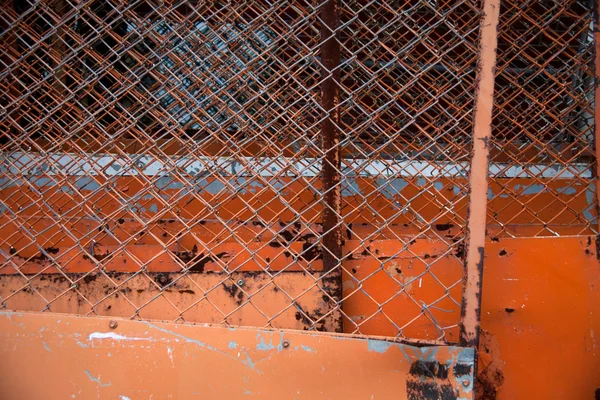 Παλιά κυματοειδές σιδήρου φράχτη από κοντά. — Φωτογραφία Αρχείου
