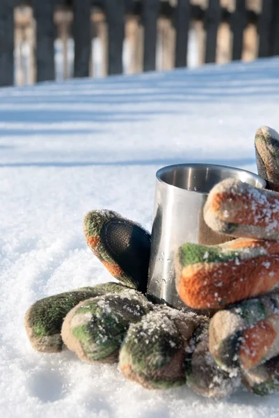 En mugg te i snön — Stockfoto