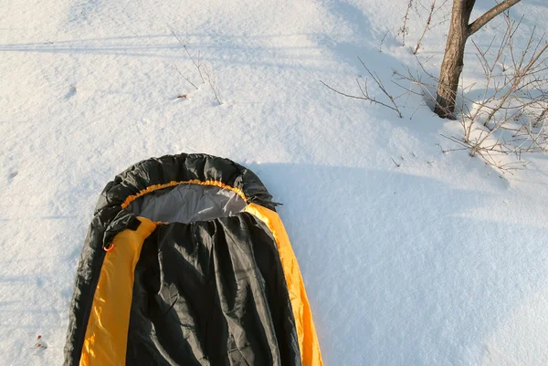 Spací pytel na sněhu — Stock fotografie