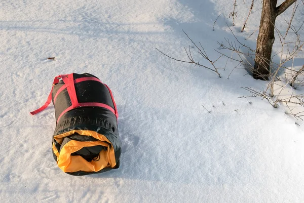 Спальный мешок в снегу — стоковое фото