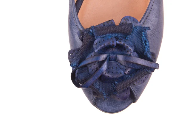 Eleganta kvinnors sko med en läder blomma — Stockfoto