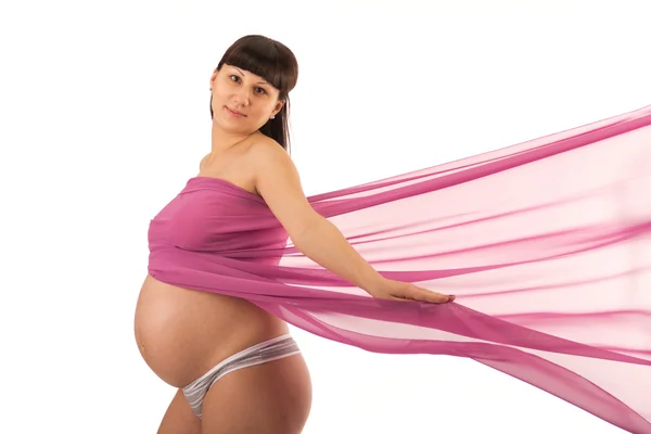 Portrait d'une jeune femme enceinte enveloppée dans un tissu — Photo