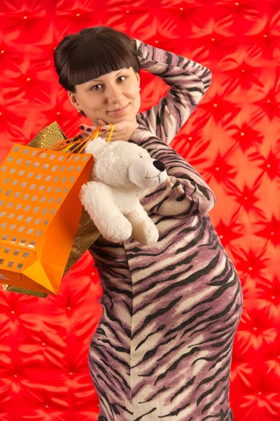 Kırmızı backgrou Shopping hamile bir genç kadın portresi — Stok fotoğraf