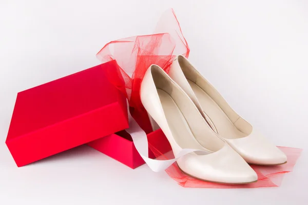 Een paar witte schoenen als een geschenk — Stockfoto