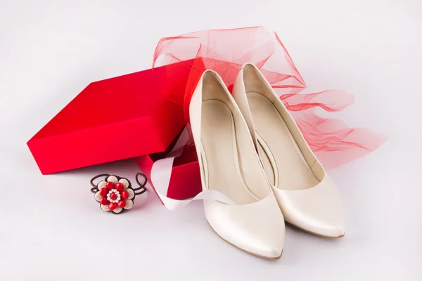 Um par de sapatos brancos como presente — Fotografia de Stock