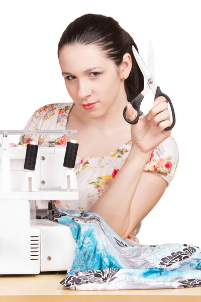 Vrouw in zomer blouse darning op de naaimachine — Stockfoto