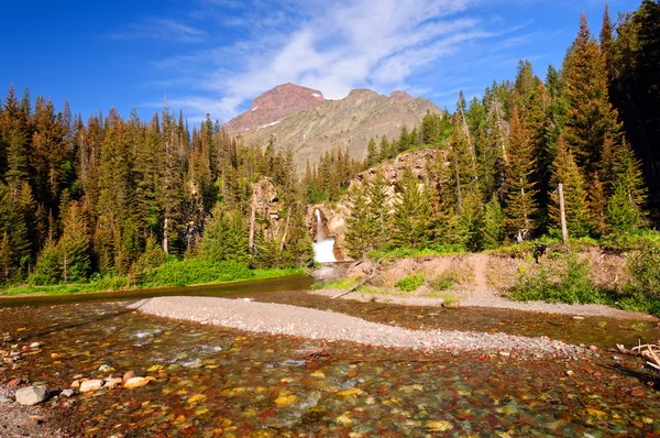 Río, cascada y montaña en el oeste — Foto de Stock