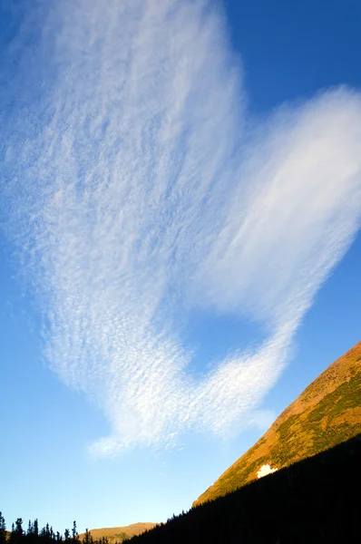 Avond wolken in het westen van de berg — Stockfoto