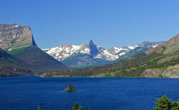 Blauwe luchten en water in de bergen — Stockfoto
