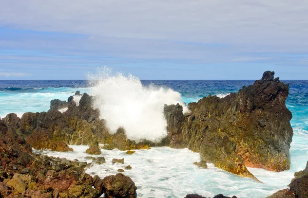 Krachende Wellen an einem tropischen Ufer — Stockfoto