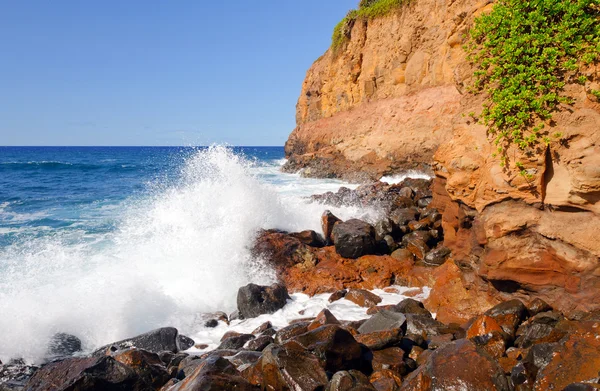 Acantilados, rocas y olas — Foto de Stock