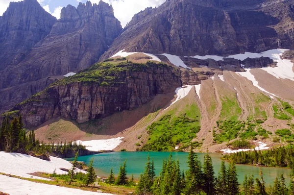 Sert crags üstündeki bir dağ gölü — Stok fotoğraf