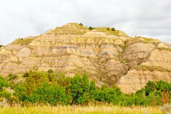 Badlands Hill on a cloudy day — Stock Photo, Image