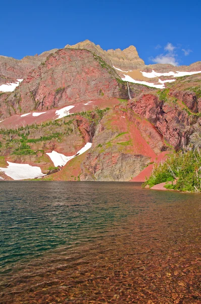 Alpine meer op een zomerdag — Stockfoto