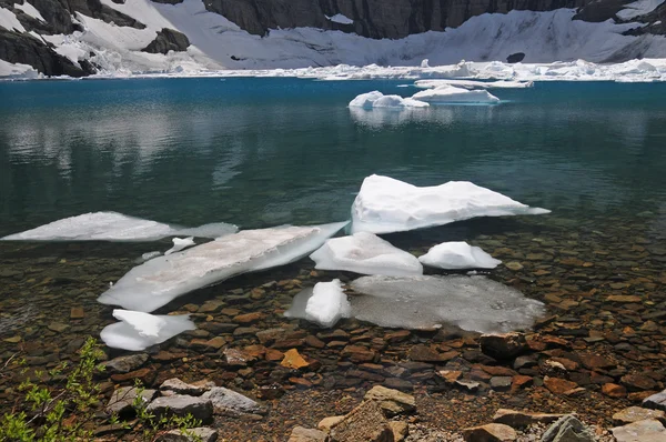 Is i en fjällsjö — Stockfoto