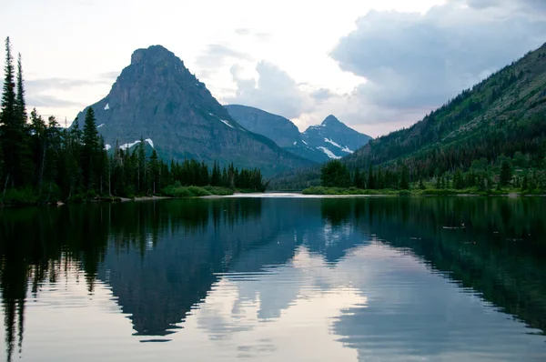 Crepúsculo em um lago de montanha — Fotografia de Stock