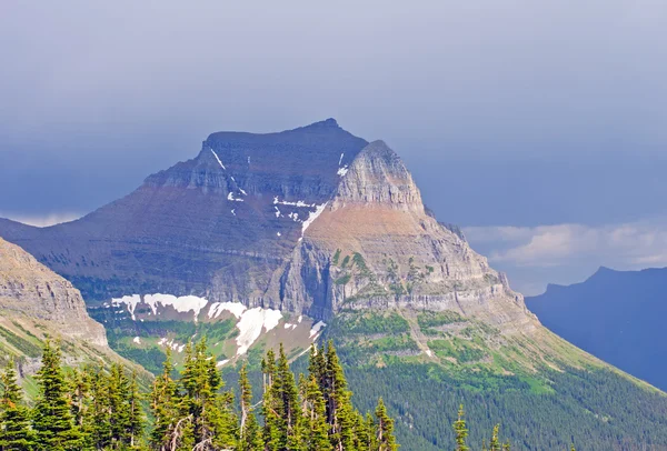 Montagne sortant des nuages orageux — Photo