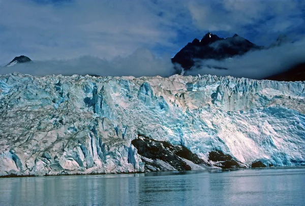 Голубой лед на фоне неба — стоковое фото