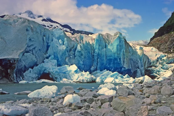 Голубой лед на солнце — стоковое фото