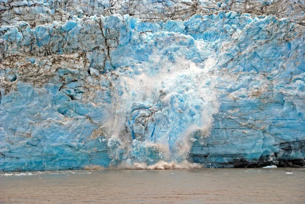 Rumbo de hielo hacia el agua — Foto de Stock