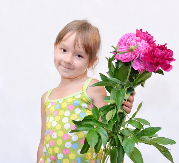 Child and flowerses — Stock Photo, Image