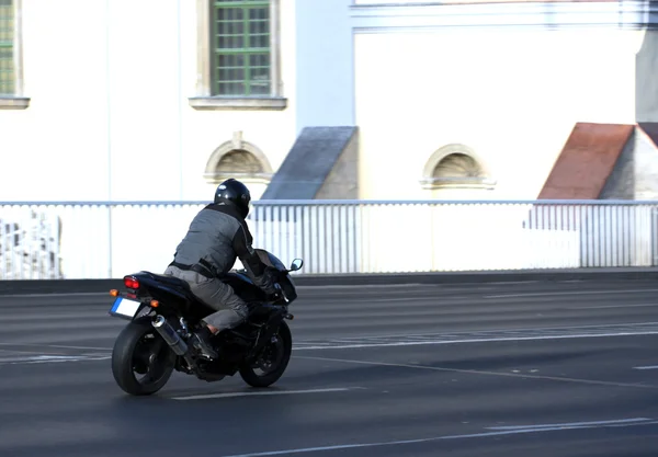 Motorrad in Bewegung lizenzfreie Stockfotos