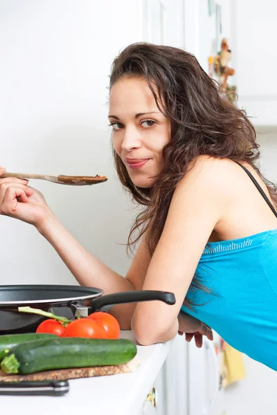 Giovane donna in cucina — Foto Stock