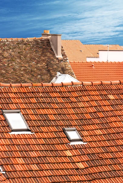 Крыши и голубое небо — стоковое фото
