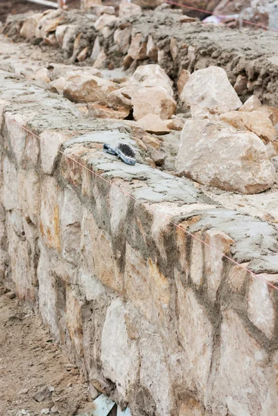 Construção de uma parede de pedra — Fotografia de Stock