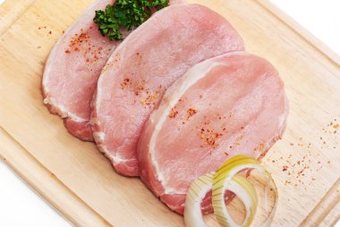 pişmemiş domuz eti