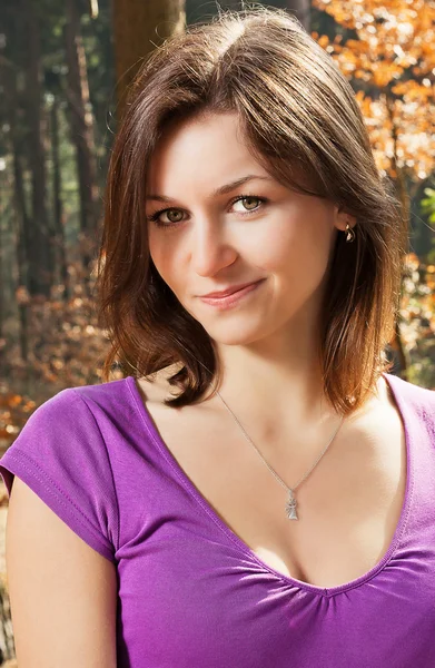 Retrato de uma jovem mulher sorrindo — Fotografia de Stock