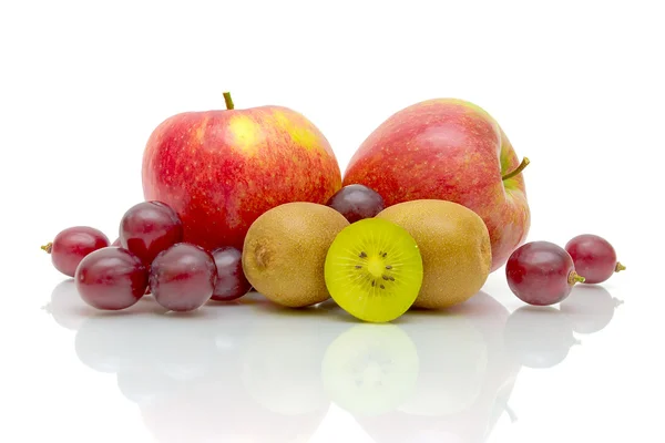 Frutas frescas suculentas no fundo branco — Fotografia de Stock