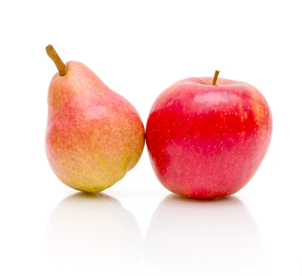Pera e mela su sfondo bianco primo piano — Foto Stock