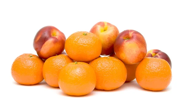 Mandarinas y nectarinas sobre fondo blanco —  Fotos de Stock