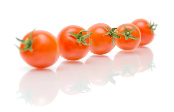 Pomodori maturi su uno sfondo bianco — Foto Stock