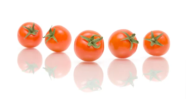 Reife Tomaten auf weißem Hintergrund mit Reflexion — Stockfoto
