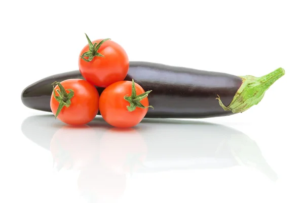 Auberginen und Tomaten auf weißem Hintergrund — Stockfoto