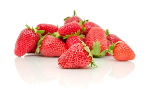 En massa jordgubbar på en vit bakgrund — Stockfoto