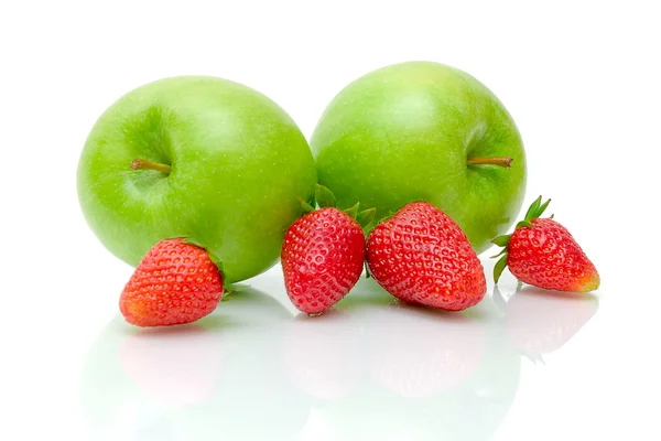 Zelená jablka a zralé strawberrie — Stock fotografie